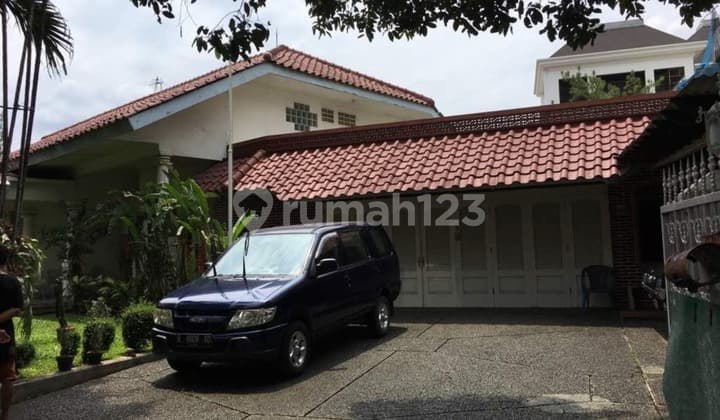 Rumah Lama Halaman Luas Harga Menarik di Patra Kuningan Jakarta Selatan