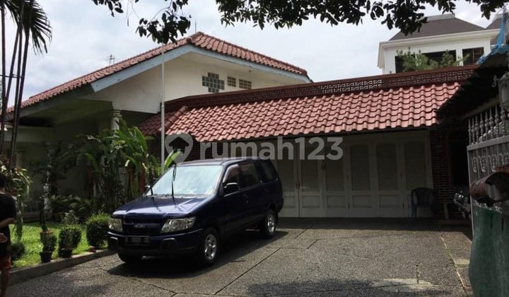 Rumah Lama Halaman Luas Harga Menarik di Patra Kuningan Jakarta Selatan