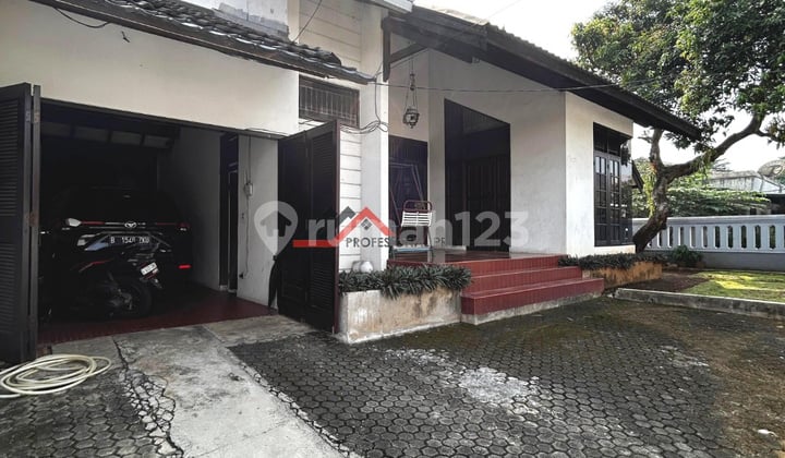 Rumah Siap Huni Posisi Di Hoek Dalam Komplek Besar Cinere