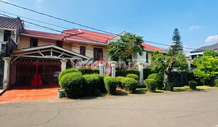 Rumah Asri Halaman Luas Kawasan Dalam Komplek Besar