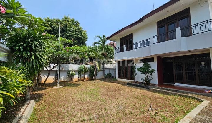 Rumah Disewakan Dengan Halaman Luas Di Cilandak