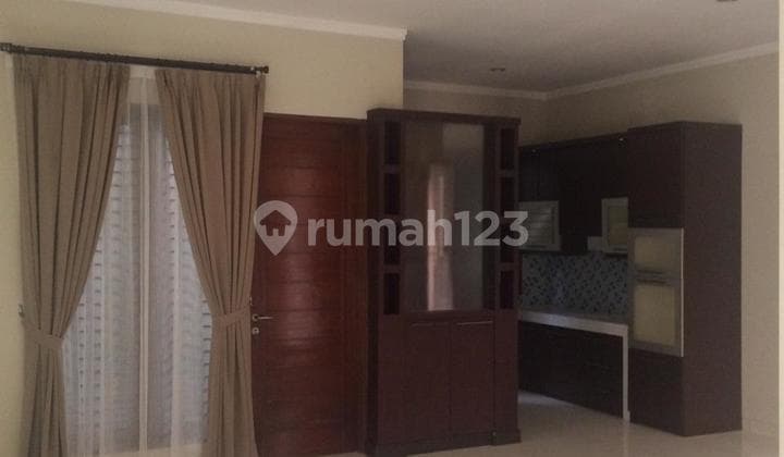 Rumah Asri dengan Halaman yang Luas di Emerald Bintaro