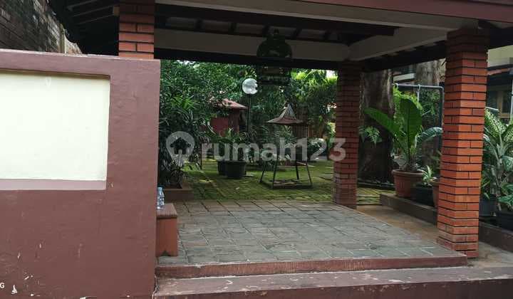 North-facing comfortable house with a spacious yard in Cidodol, strategic location in Kebayoran Lama.