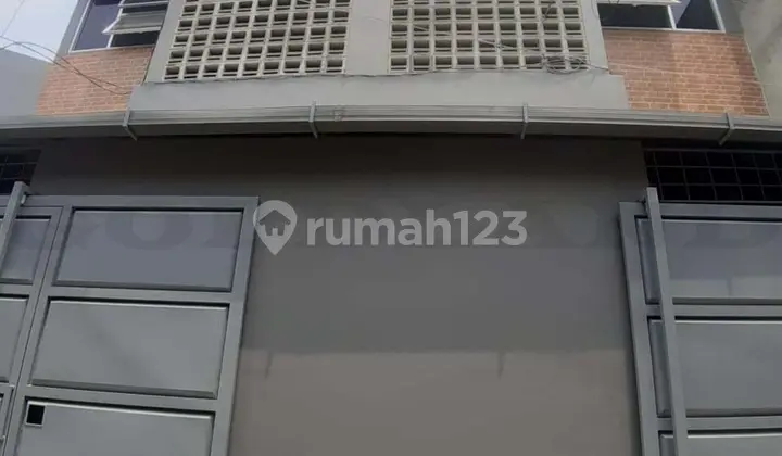 Dijual Rumah Kartini Luas 64m2 Lokasi Strategis, 3 Lantai, Sangat Nyaman