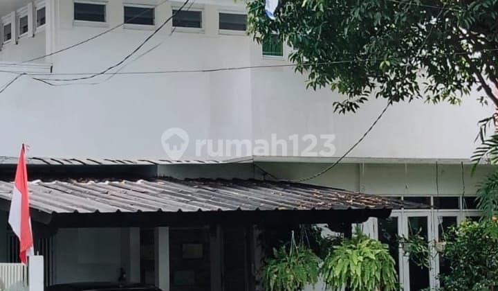 Rumah Tinggal Suasana Asri Depan Taman di Sektor 1 Bintarojaya Jakarta Selatan