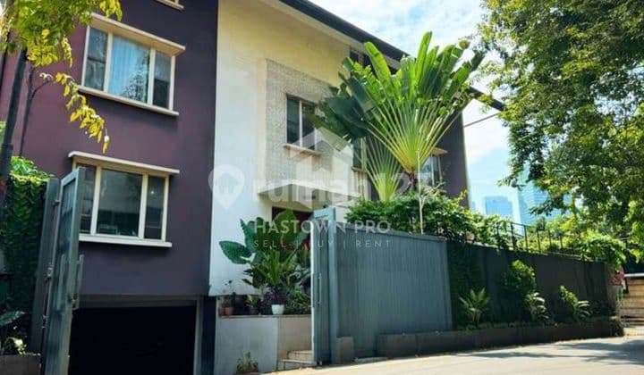 Rumah 4 Lantai di Widya Chandra Scbd Jakarta Selatan