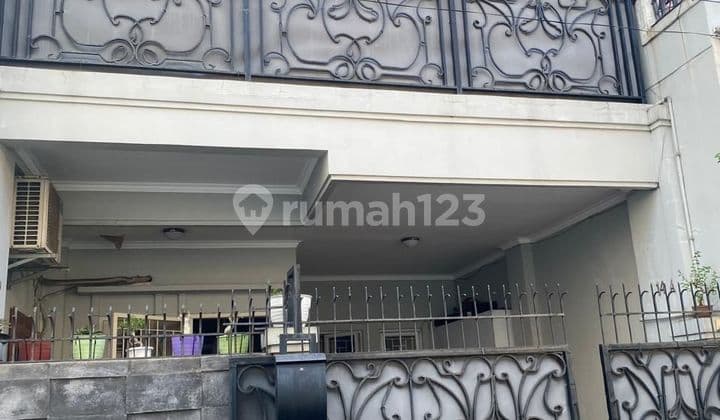 2,5 Lantai, SHM, Dekat Akses Tol, di Tebet - Jakarta Selatan