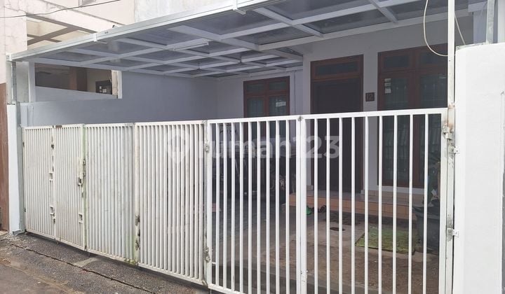 Rumah Dekat Taman, Dekat Perkantoran, di Tebet - Jakarta Selatan