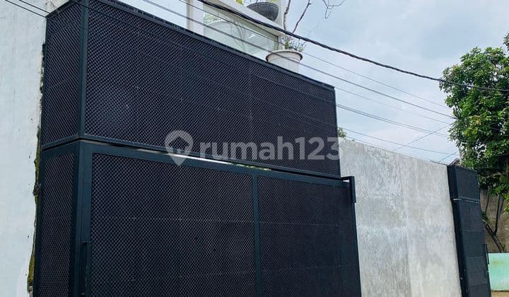 RUMAH MODERN TROPIS, 400 METER DARI CIATER RAYA, DIAPIT CLUSTER SEVILLA, ADA SWIMMING POOL