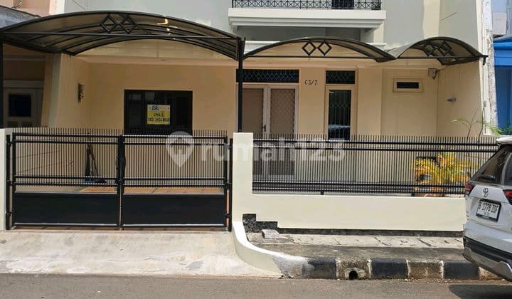 Dijual Rumah Cantik Dua Lantai, Siap Huni, Lokasi Perumahan Permata Buana