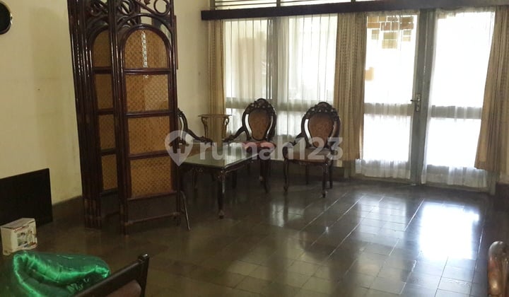 Rumah Lama di Jalan Utama Setiabudi Strategis Dekat Hotel Mercure