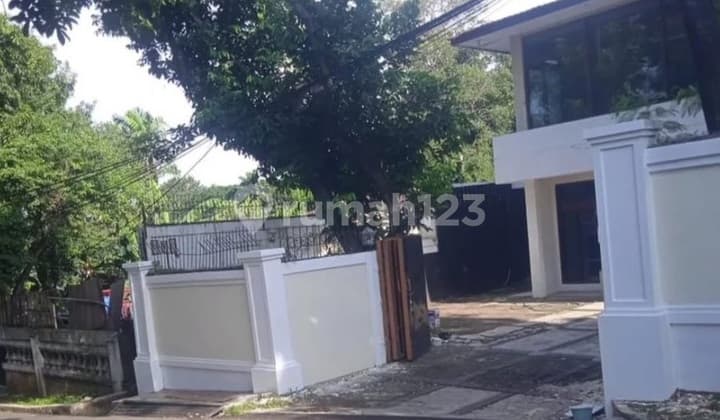 Rumah Hook 2 Lantai di Kemang, Jakarta Selatan