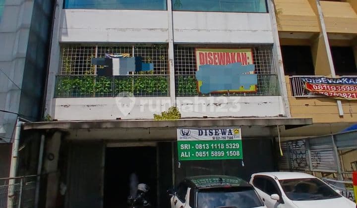 Disewakan Ruko Gandeng 3 Lantai, Lokasi Strategis