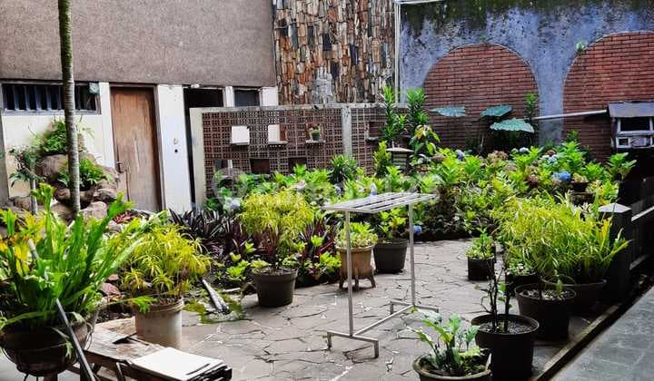 Turun Harga, Rumah di Jalan Riau Bandung U/ Caffe/Kantor