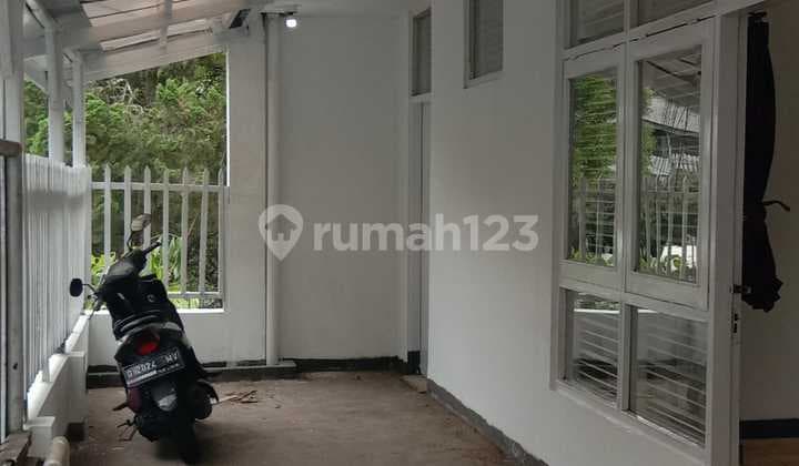 Rumah Belakang Showroom Mobil Masuk Gang di Setiabudi Bandung