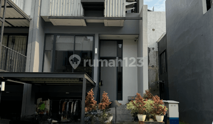 Rumah 2 Lantai di Green Wich Dekat Area Perkantoran