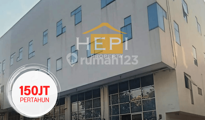 Shop house on Imam Bonjol Street, Semarang, facing the main road. Shop house on Imam Bonjol Street, Semarang, facing the main road.