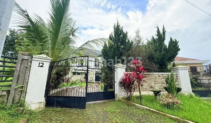 Rumah Sewa Full Furnish Posisi Hook Lokasi Private, Kolam Renang