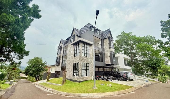 Modern House dengan Carport dan Garasi Luas Posisi Hoek di Sentul City Harga Menarik
