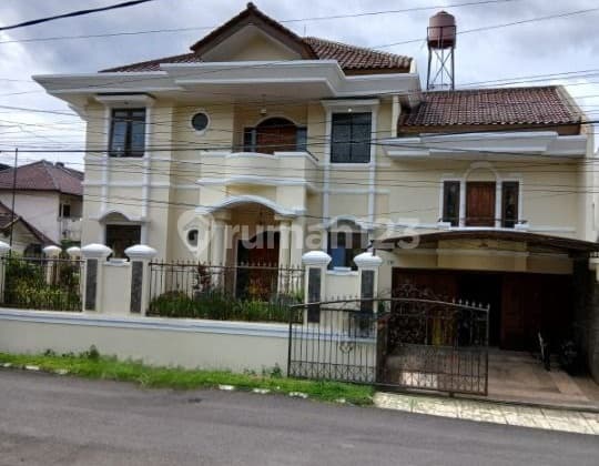 Rumah Mewah Siap Huni 2 Lantai di Istana Regency.