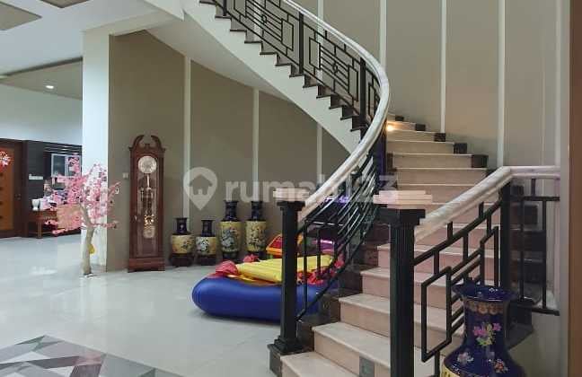 Rumah Mewah 3 Lantai Furnish Siap Huni.