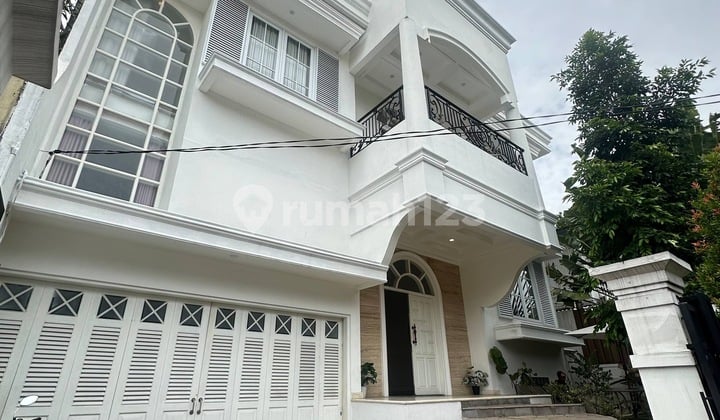 Pondok Indah Siap Huni Semi Furnished &Chandelier & Swimming Pool Rumah SHM di Pondok Indah Bagus