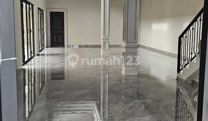 Dijual Rumah Siap Huni lokasi Strategis dan Kolam Renang Didalam