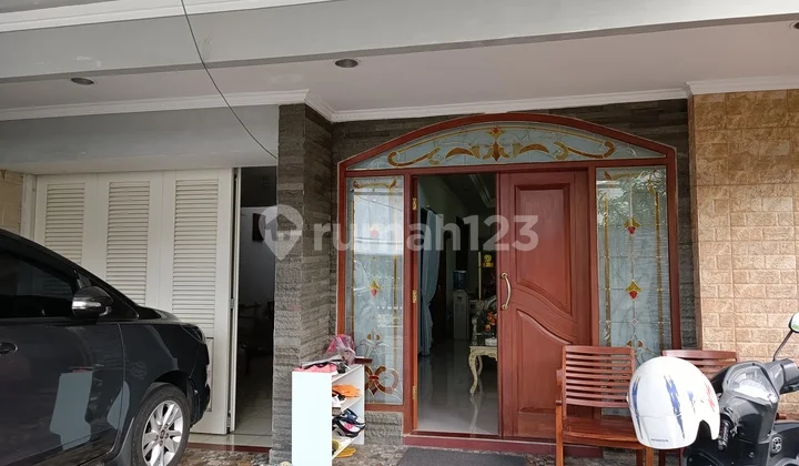 Rumah 2 Lantai Bagus Furnished SHM di Dharma Husada, Surabaya