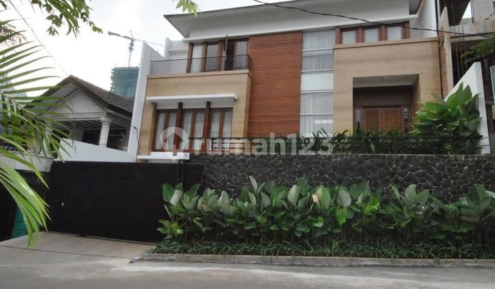 Rumah 3 Lantai di Pakubuwono Jakarta Selatan, Bagus Kokoh