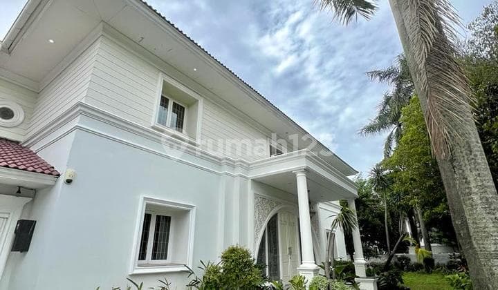 Luxury House in Pondok Indah, Building Area 1000 m²