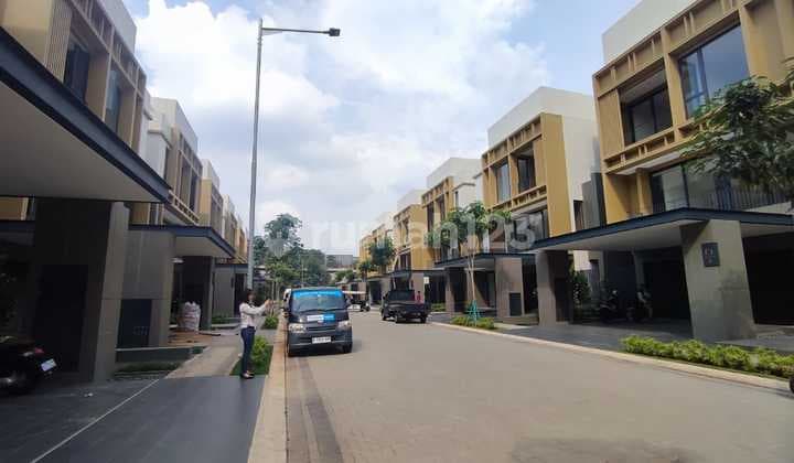 Rumah Baru 3 lantai di Enchante Residence luas tanah 300m2 luas banguan 480 m2 harga 14,5M an setelah diskon spesial bulan Mei, lokasi strategis