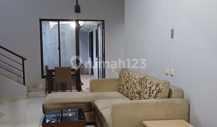 Rumah 2 Lantai Semi Furnished Dekat Universitas