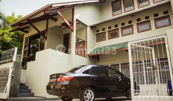 Nice 3-Story Rental House, Cigadung