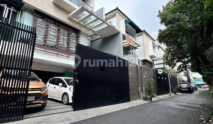 Dijual Cepat! Rumah Mewah 3 Lantai – Harga Nego