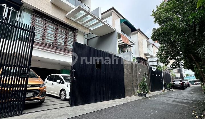 Dijual Cepat! Rumah Mewah 3 Lantai – Harga Nego