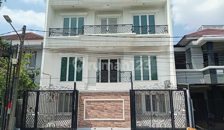 DIJUAL RUMAH MEWAH KOMPLEK GADING KIRANA ESTATE LT 220 M2 3 LANTAI TIMUR EKSKLUSIF HRG MENARIK