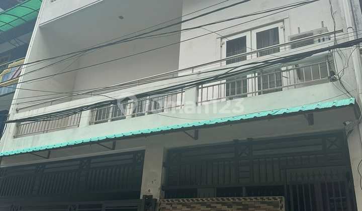 Dijual Rumah Pemandangan Uku 10X14 Bagus 4 Lantai Selatan Hrg Menarik Siap Huni