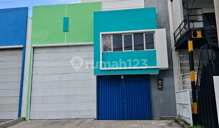 Warehouse for Rent in Central Cakung, Land Area 295, Building Area 180, Strategic and Safe Location with Container Access