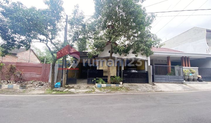 Hunian Tenang Jalan Lebar Dekat Poros S. Supriadi & Kampus Kanjuruhan