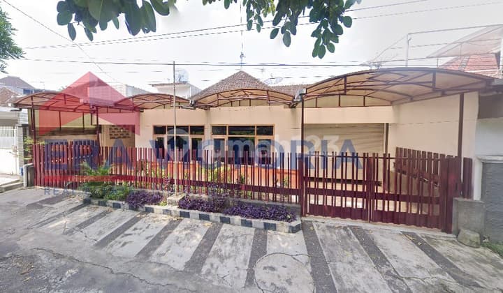 Rumah Vintage 1,5 Lantai Terawat di Area Tenang Dekat MOG & Superindo