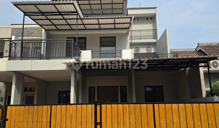 Rumah 3 Lantai 5 Kamar Tidur Dekat Sekolah di Bsd City