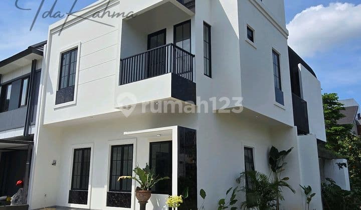 Rumah Baru Hook Siap Huni 3 Lantai di BSD City