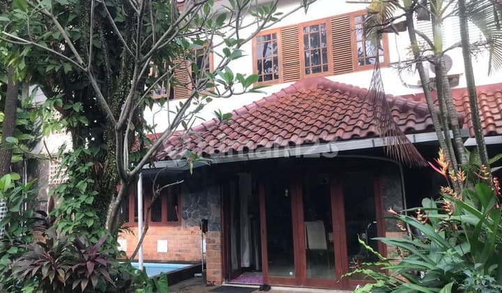 Rumah Dilengkapi Kolam Renang di Raffles Hill Cibubur