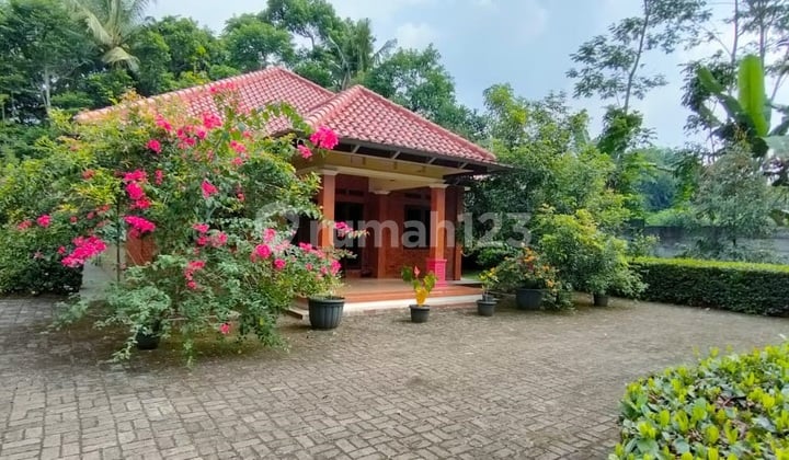 Villa Dengan Kebun Yang Luas di Subang