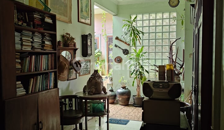 For sale: House on Tanah Abang Gambir Street, Strategic Location!
