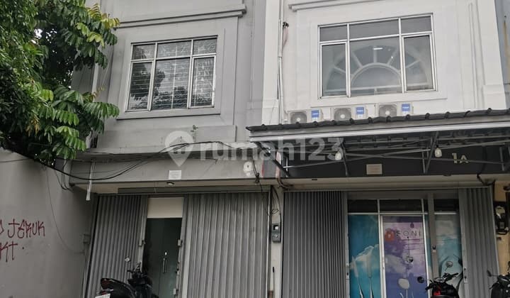 Shop house on Jalan Lapangan Bola Kebon Jeruk, West Jakarta, 410 m², good condition, with Ownership Certificate.