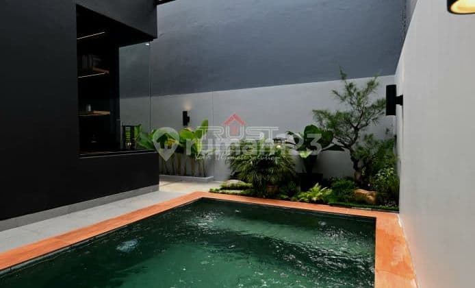 Rumah Minimalis dengan Kolam Renang di Kawasan Bsd, Tangsel