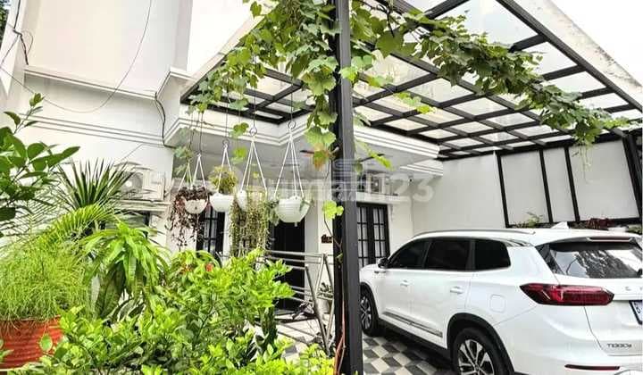 Rumah Modern Bangunan Baru Bergaya American Classic Kawasan Jagakarsa