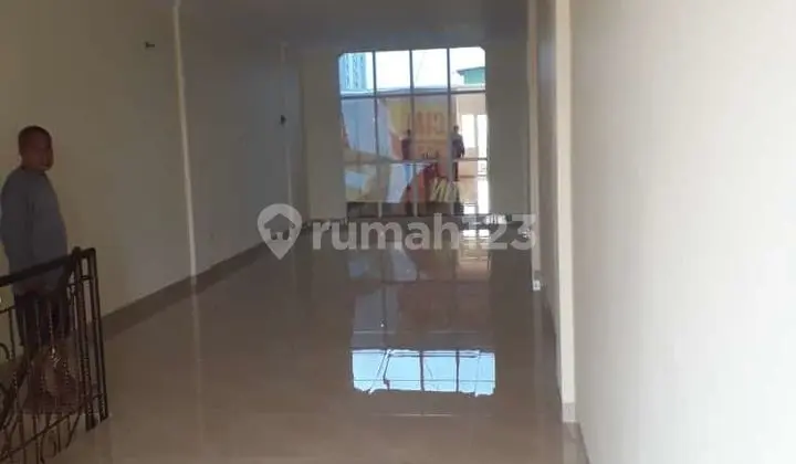 Ruko 3,5 Lantai Lokasi Strategis di Pinggir Jalan Raya Pesanggrahan