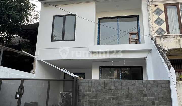 Rumah Minimalis 2 Lantai Baru Renov Lokasi Strategis di Bintaro Sektor 2
